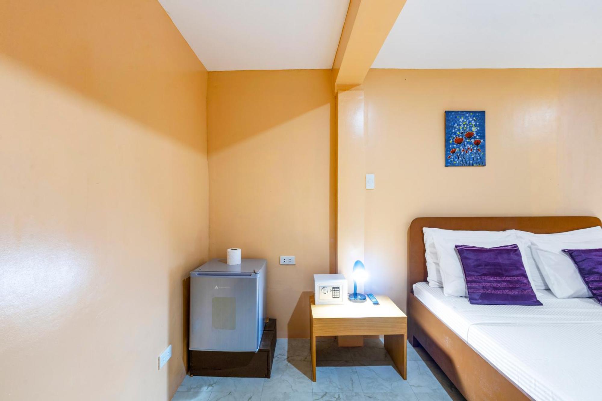 White Shamrock Beach Hotel Balabag  Room photo