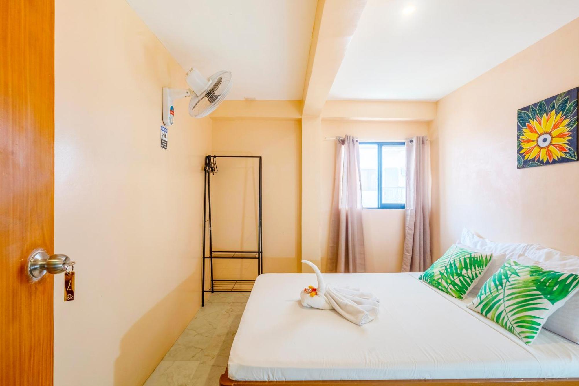 White Shamrock Beach Hotel Balabag  Room photo